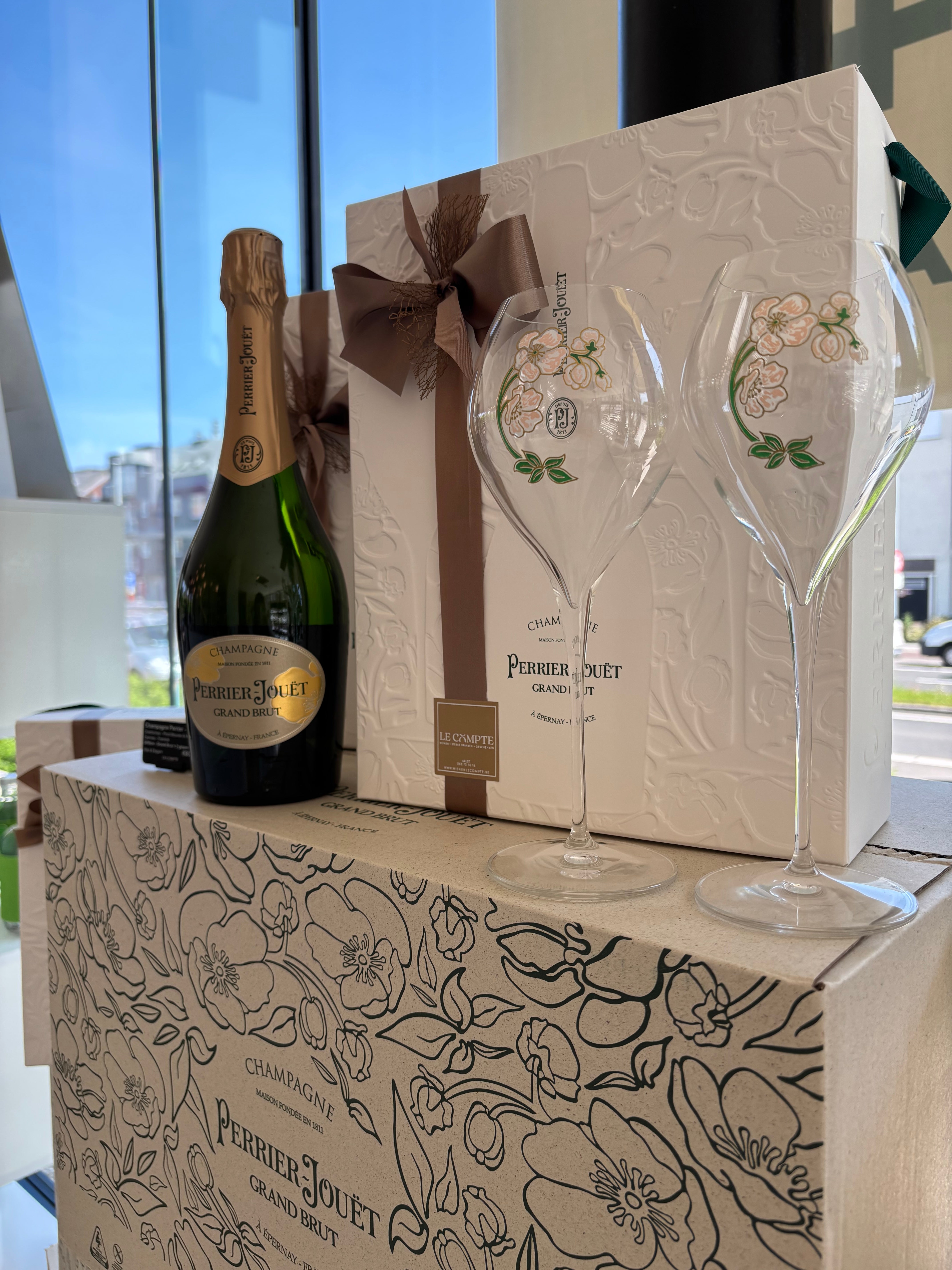 Champagne Perrier-Jouët Grand Brut Giftbox 2 glasses – Wijnen Le